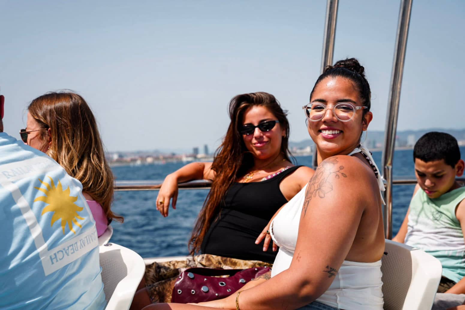 Barcelona Boat Cruise & Guide Walking Tour With Twist - experience photo 4