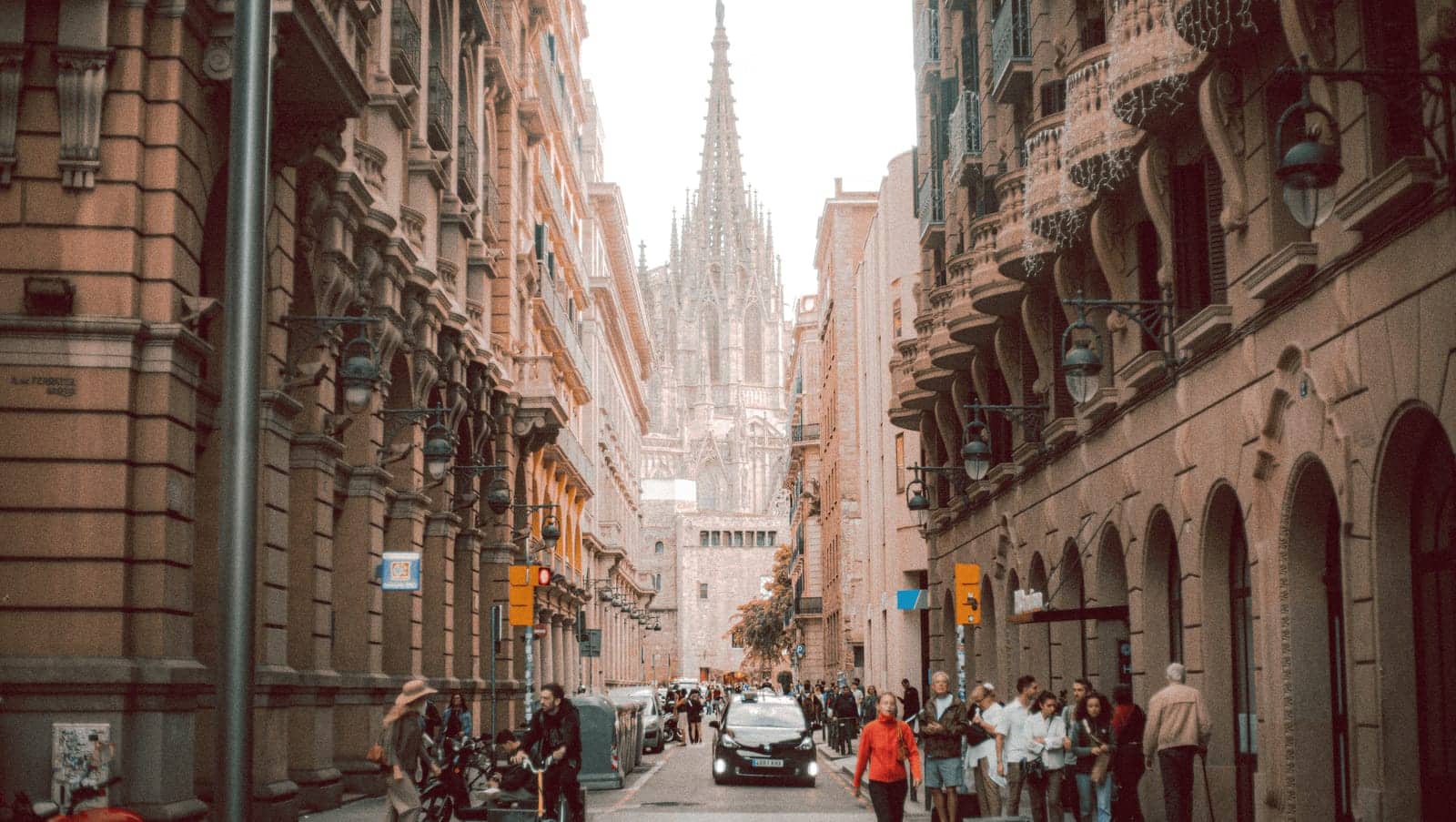 Barcelona Social Bike Tour & Tapas Experience - experience photo 4