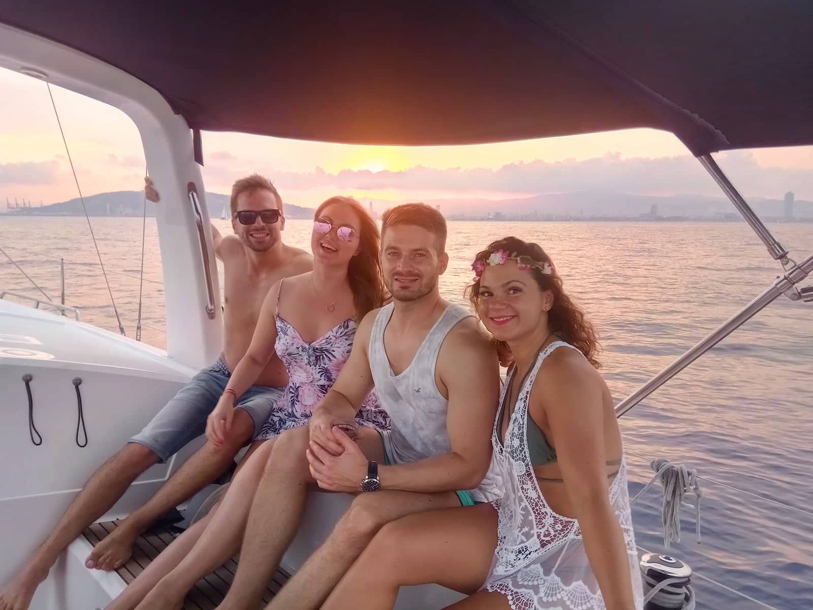 Paseo en velero al atardecer en Barcelona con barra libre - foto principal de la experiencia