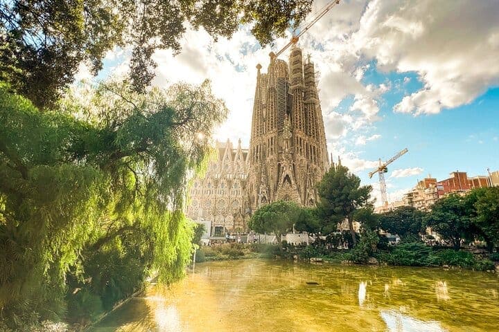 Sagrada Familia Guided Tour - experience photo 2
