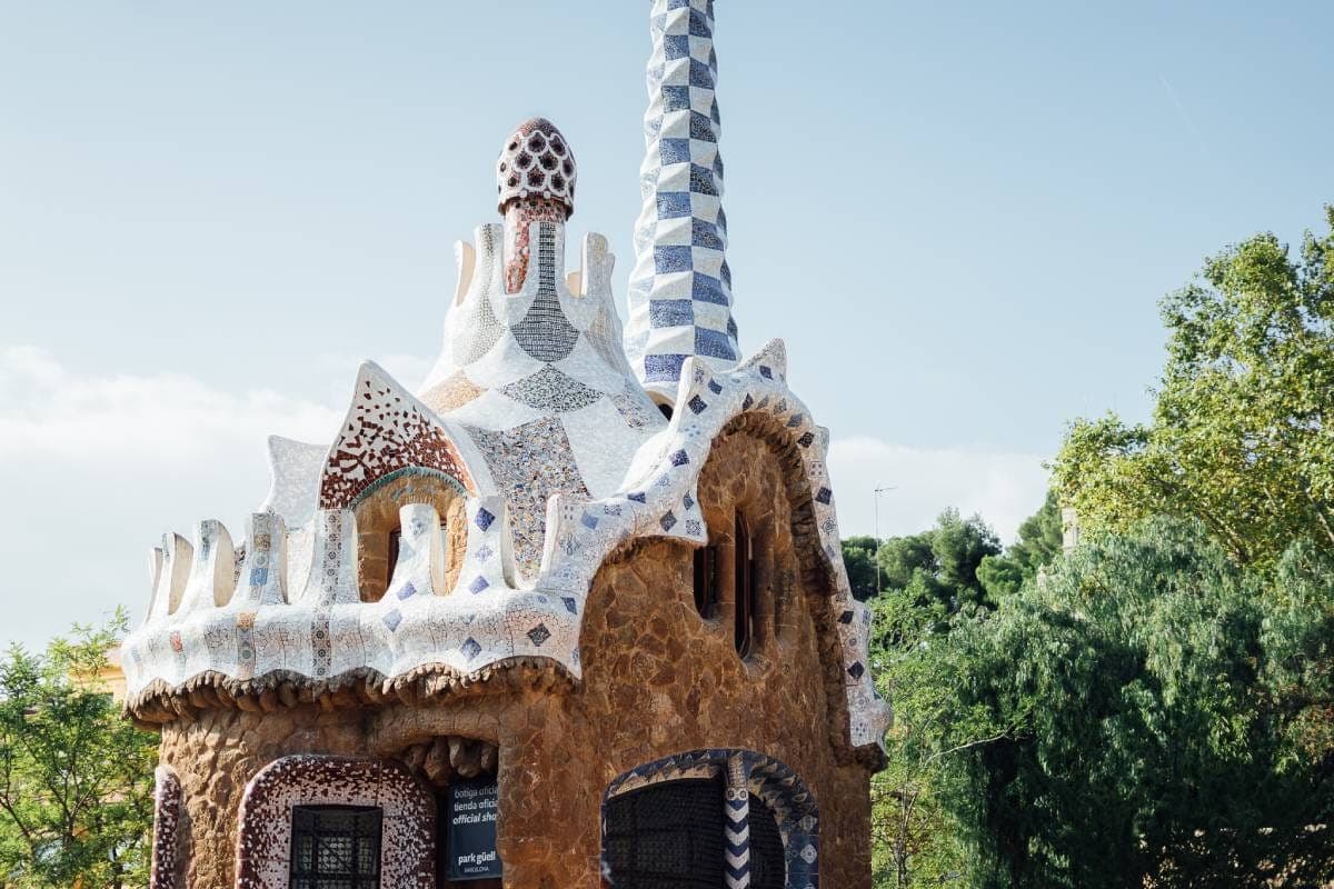 Sagrada Familia & Park Güell Guided Tour - experience photo 2