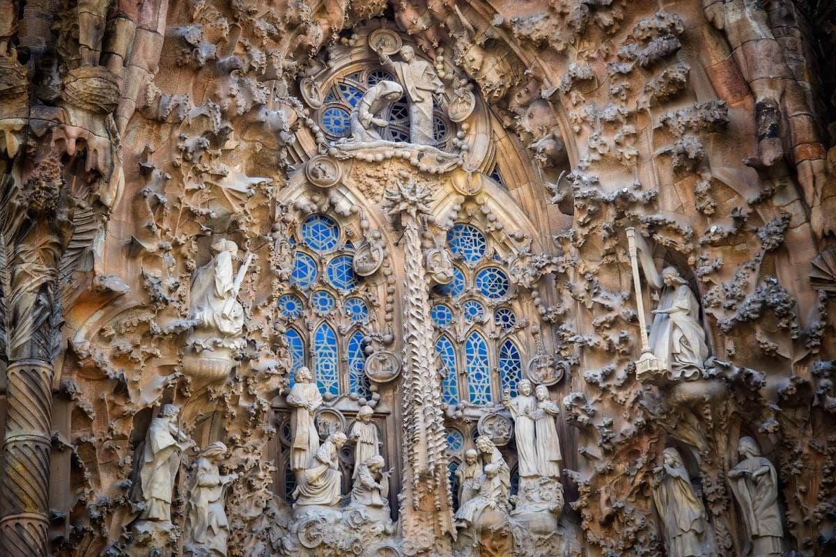 Sagrada Familia & Park Güell Guided Tour - experience photo 5