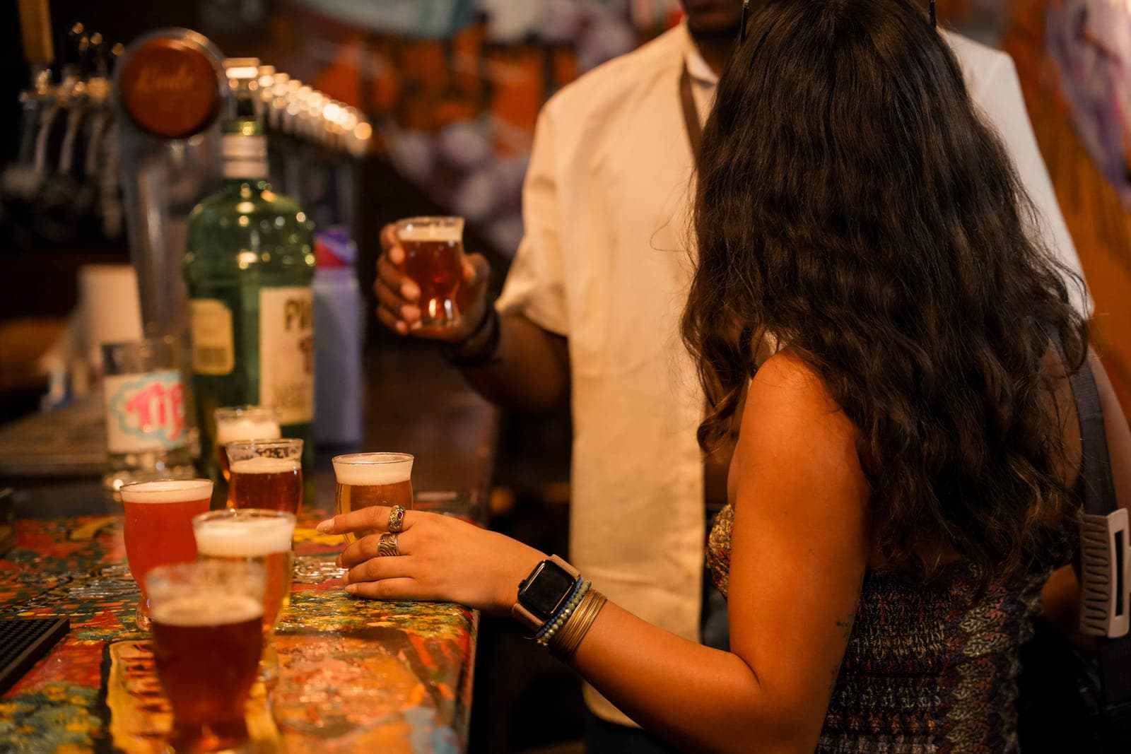 Barcelona: Beer Tasting with Drinks Included & Live Music moment