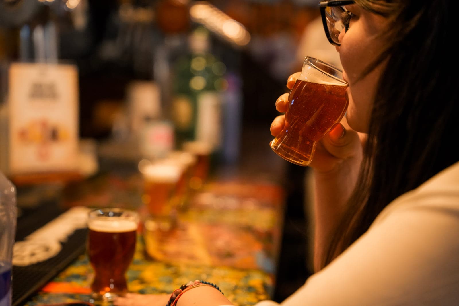 Barcelona: Beer Tasting with Drinks Included & Live Music photo