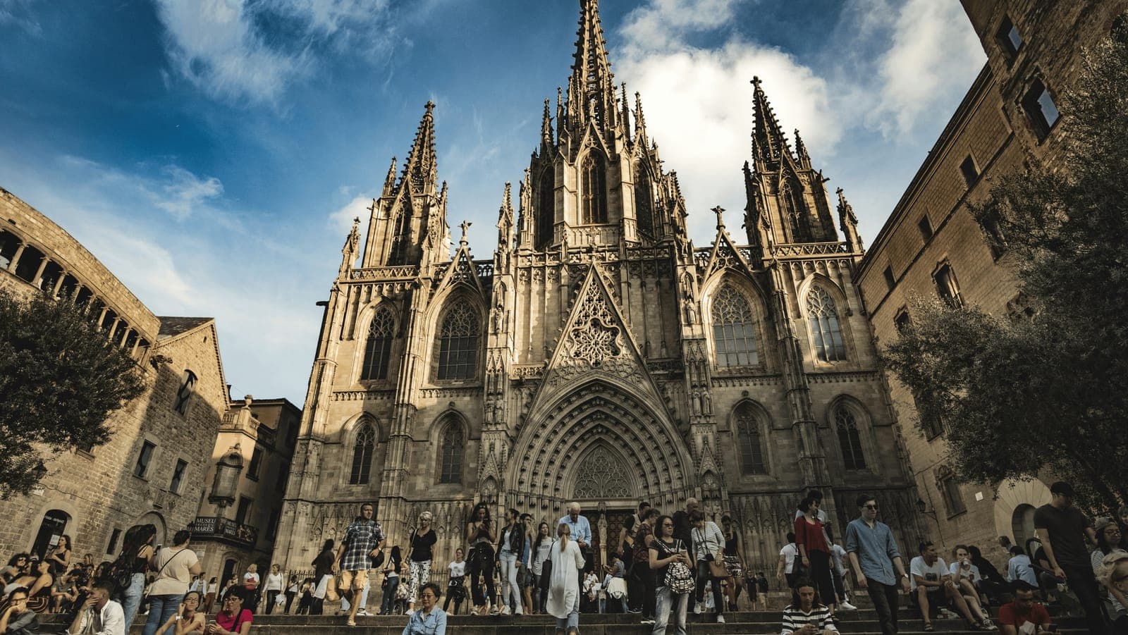 Barcelona Old City Walk with Sangria and Boat Cruise moment 2