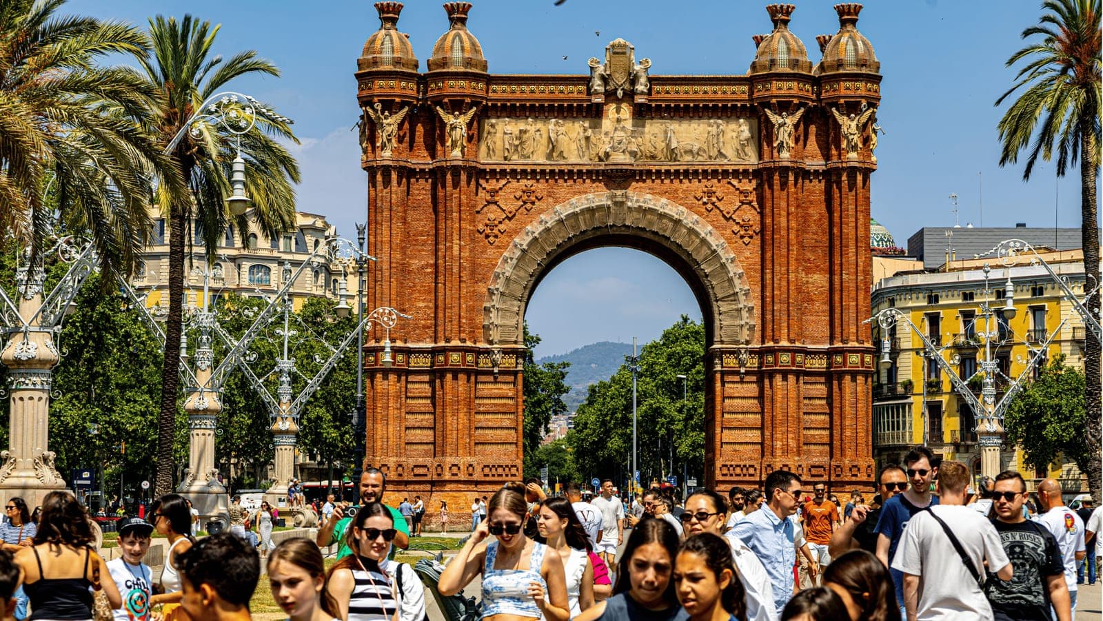 Barcelona Old City Walk with Sangria and Boat Cruise moment