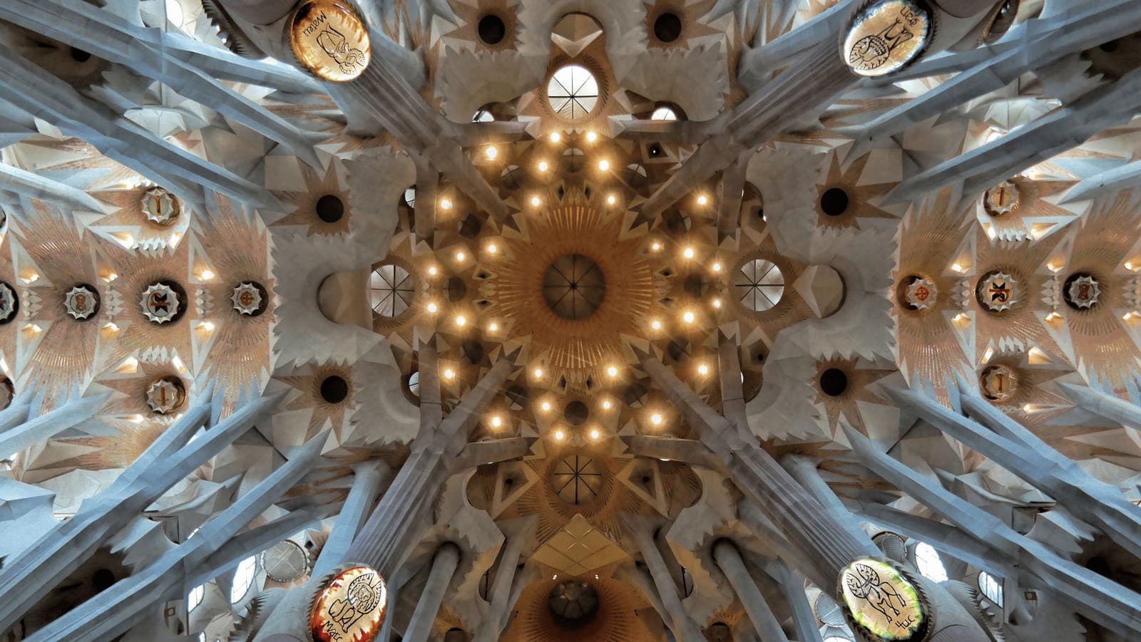 Barcelona Old City Walk with Sangria and Boat Cruise photo 8